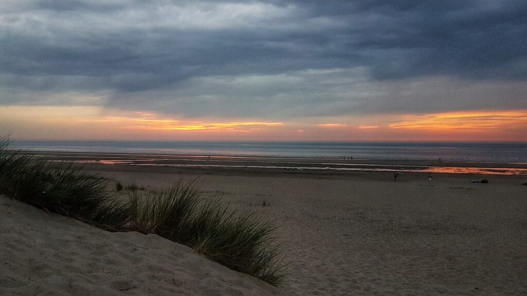 Zonsondergang strand tips doen Schouwen-Duiveland Zeeland