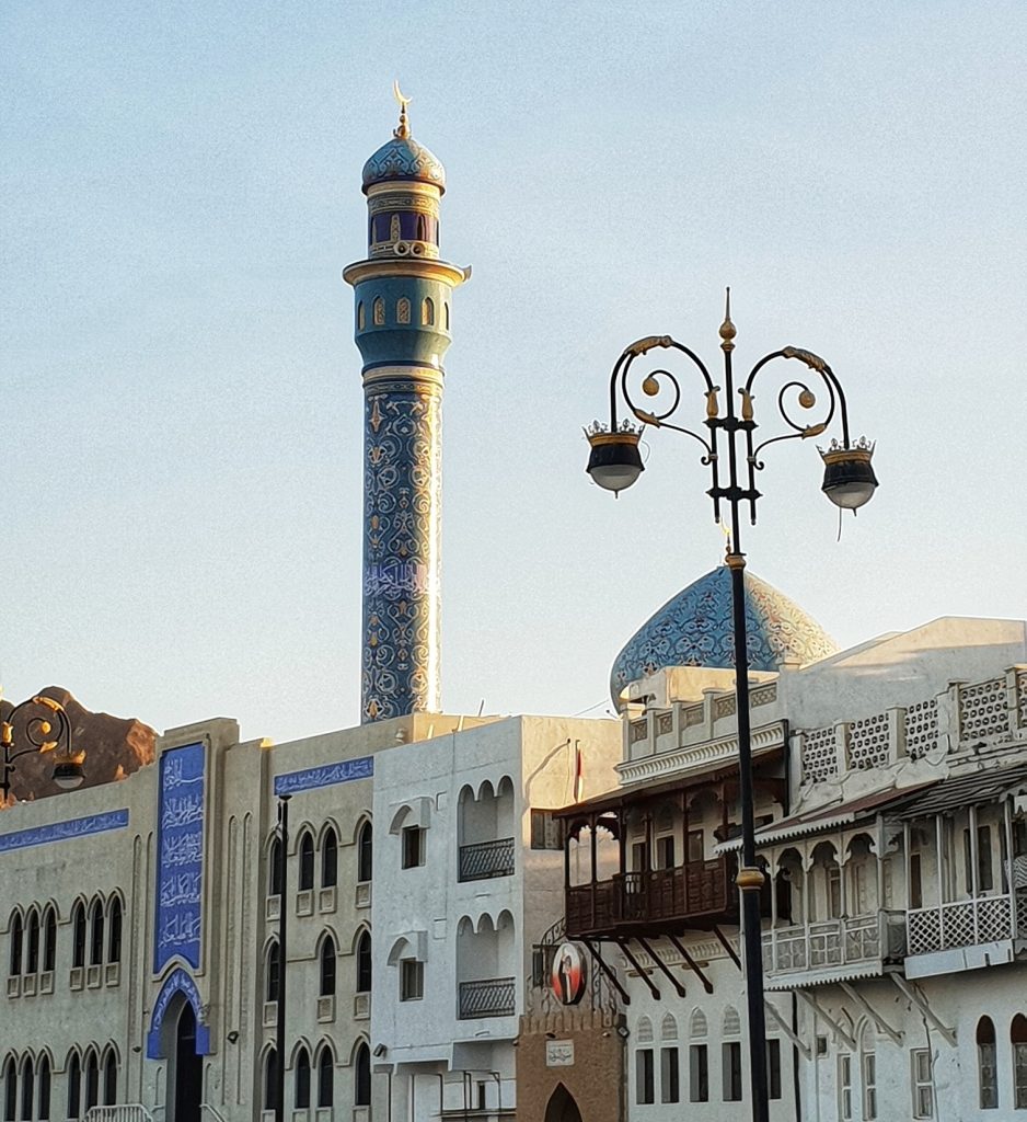 Minaret moskee, doen in Muscat tijdens je roadtrip Oman route