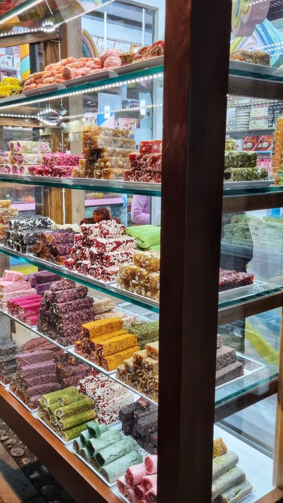 Zoetigheden en meer, shoppen in old bazaar; één van de tips om te doen in Sarajevo tijdens je stedentrip vol bezienswaardigheden