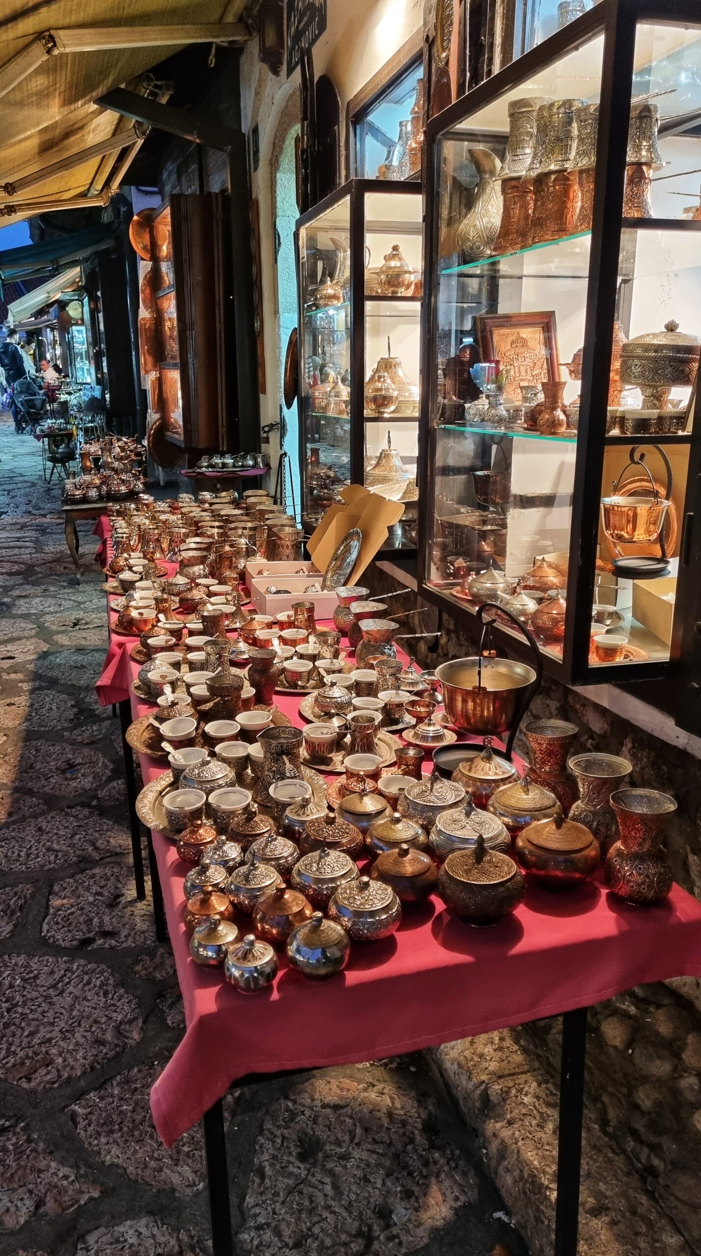 Koperstraatje Kazandziluk, shoppen in old bazaar; één van de tips om te doen in Sarajevo tijdens je stedentrip vol bezienswaardigheden