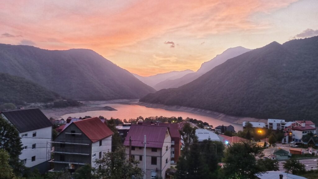 Guesthouse uitzichtpunt Pluzine Durmitor overnachten Lake Piva, roadtrip Montenegro route tips