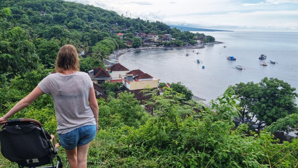 Vakantie Bali met baby dreumes handige tips voor op reis (kinderwagen Amed)