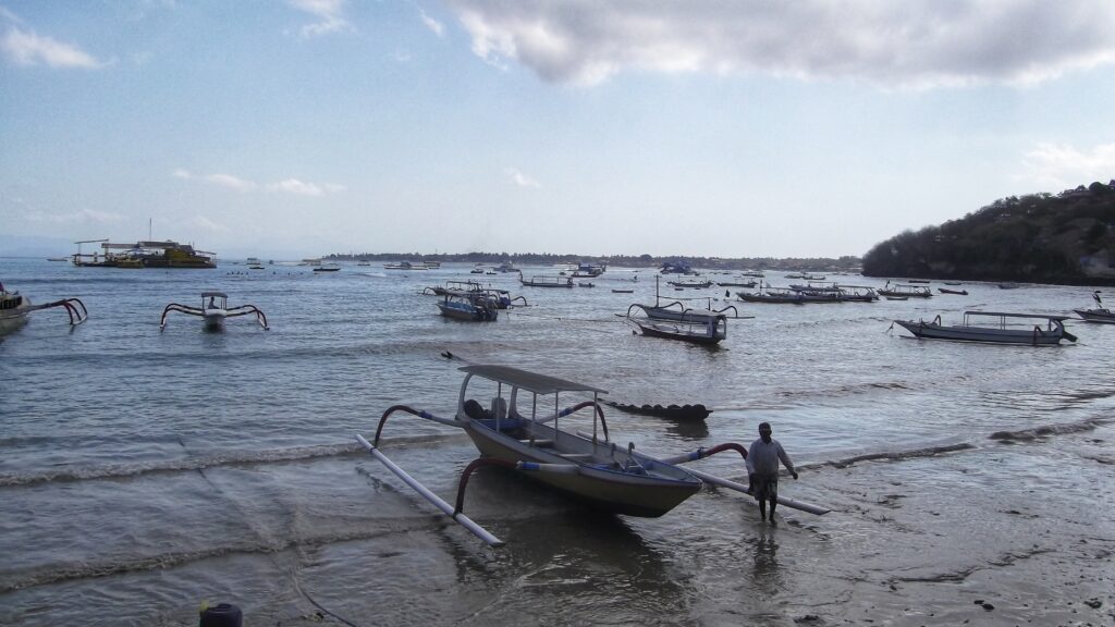 Snorkelen Nusa Lembongan, vissersbootje; tips rondreis reisroute Indonesie 3 weken