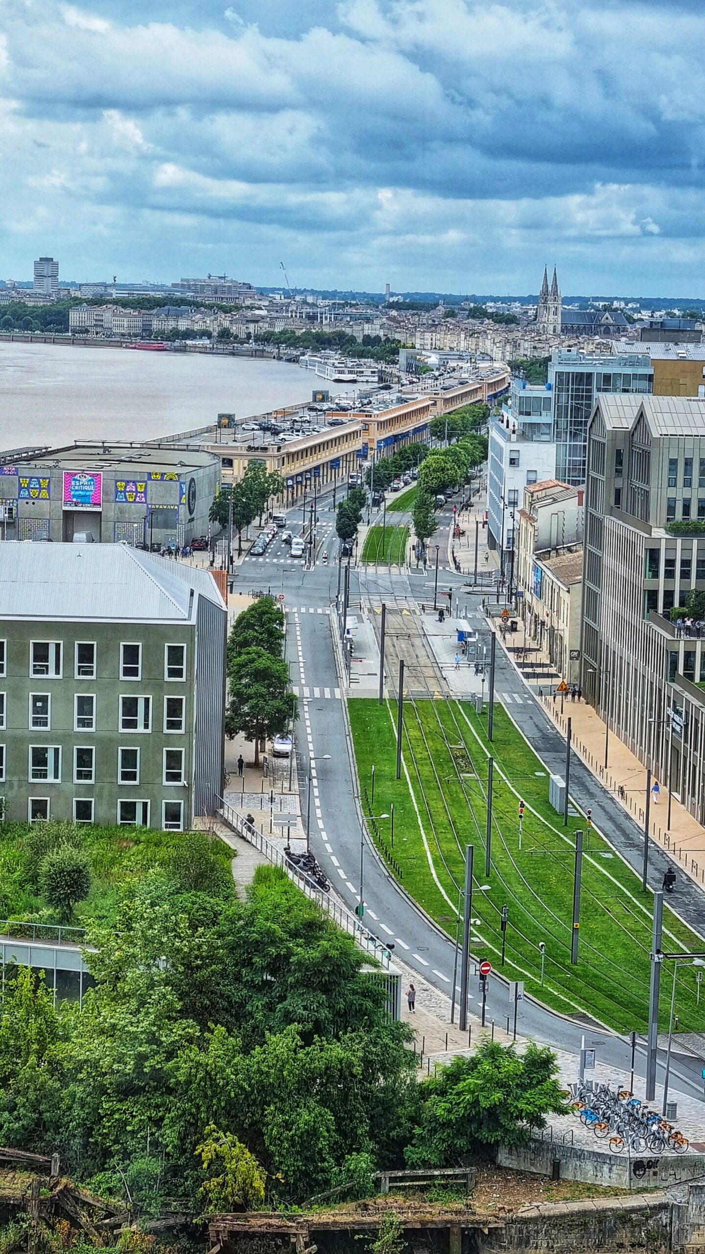 Wat te doen tijdens je stedentrip Bordeaux, fietsen, bezienswaardigheden: Wijnmuseum La Cité du Vin, uitzicht Bordeaux stad