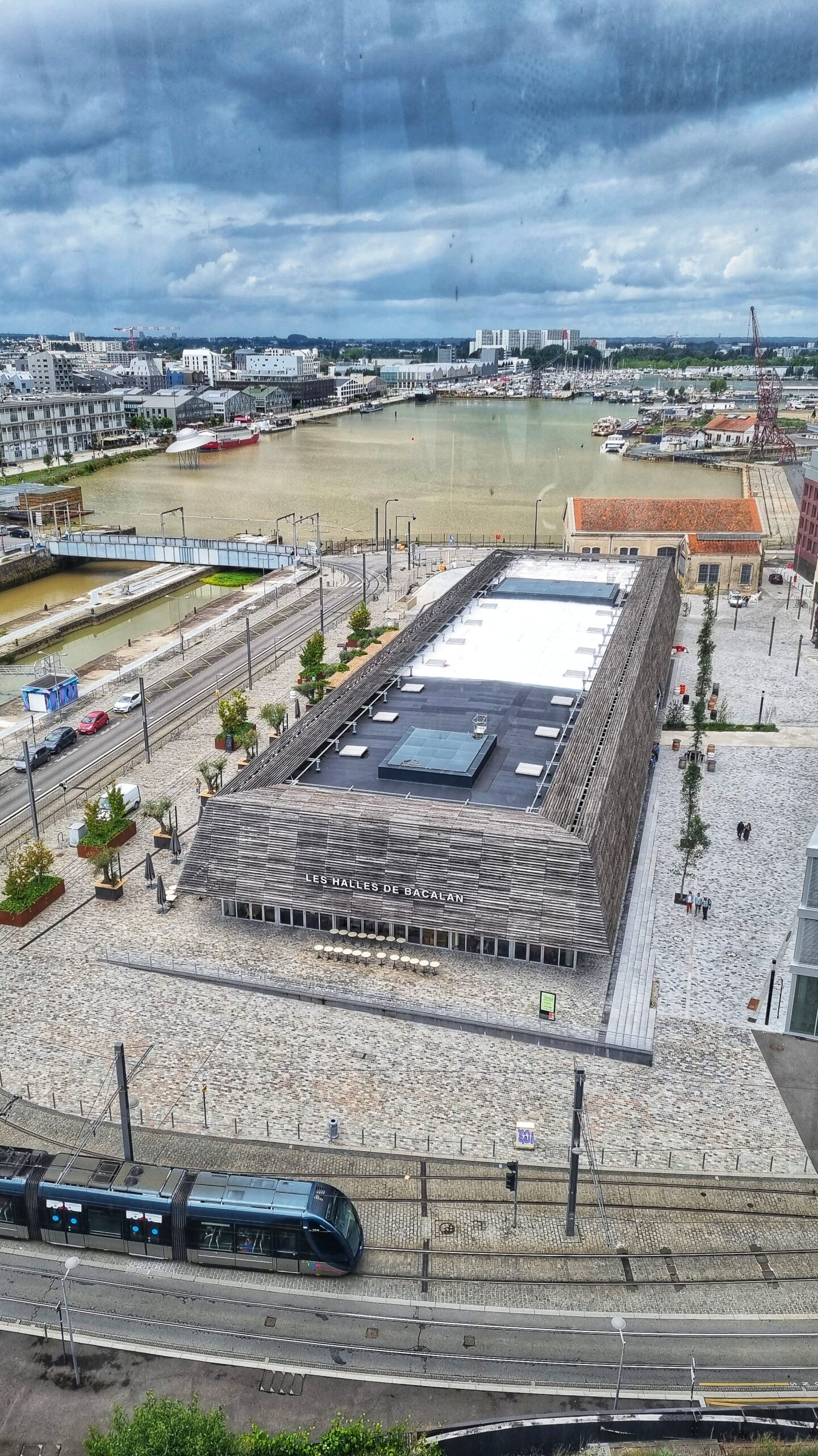 Wat te doen tijdens je stedentrip Bordeaux, fietsen, bezienswaardigheden: Wijnmuseum La Cité du Vin, uitzicht foodhallen Bacalan