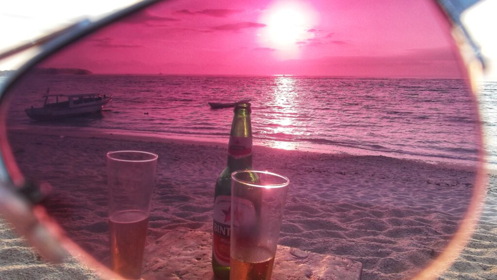 Zonsondergang strand; tips rondreis reisroute Indonesie 3 weken