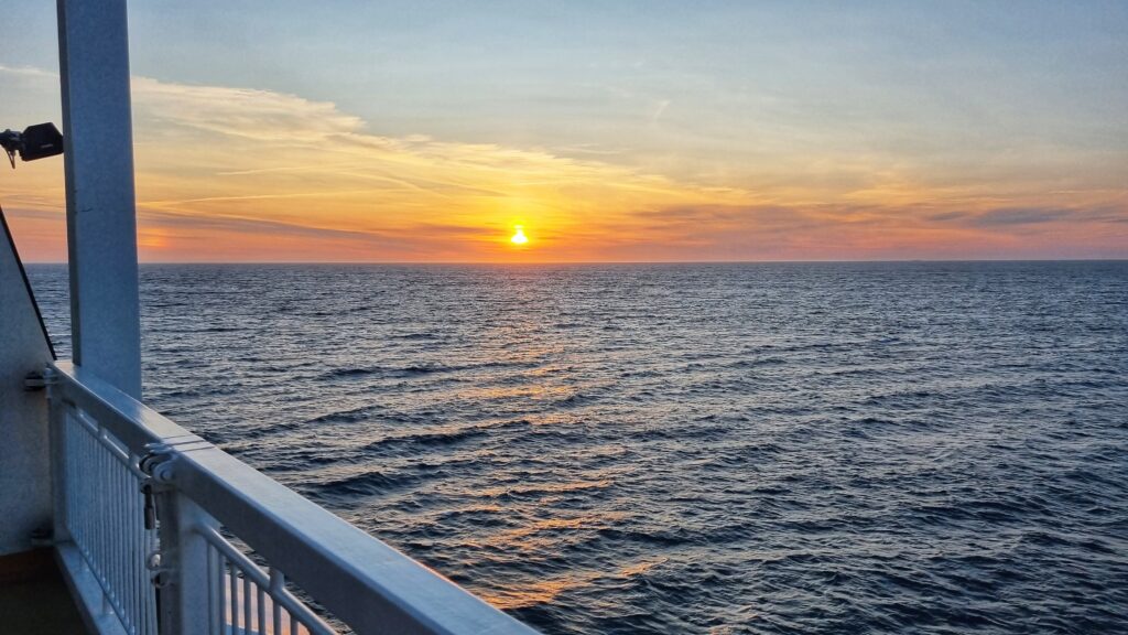 Zonsondergang tijdens overtocht Ferry Hirtshals-Bergen, veerboot van Denemarken naar Noorwegen