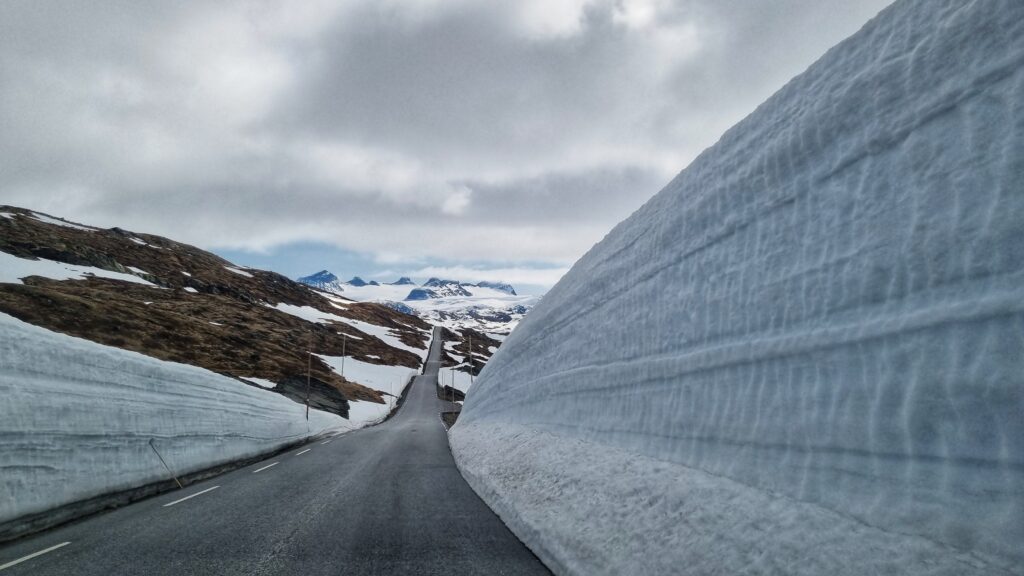 Jotunheimen NP, Sognefjellet, hooggebergte; Roadtrip route noorwegen, met de auto naar de Lofoten