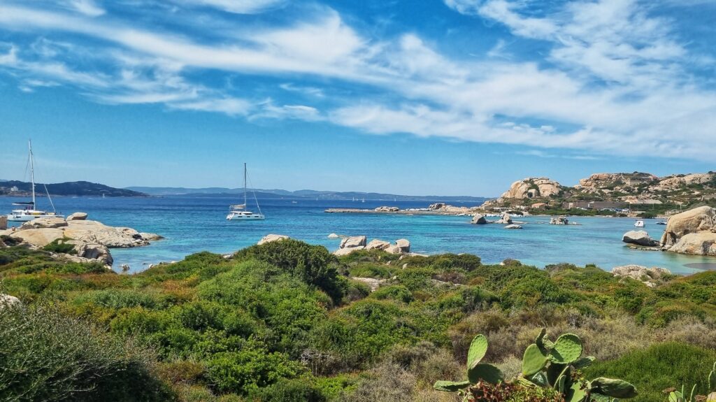 Kustlijn, zeilboten, boottochtWinkelen historisch centrum La Maddalena: eiland La Maddalena Sardinie tips