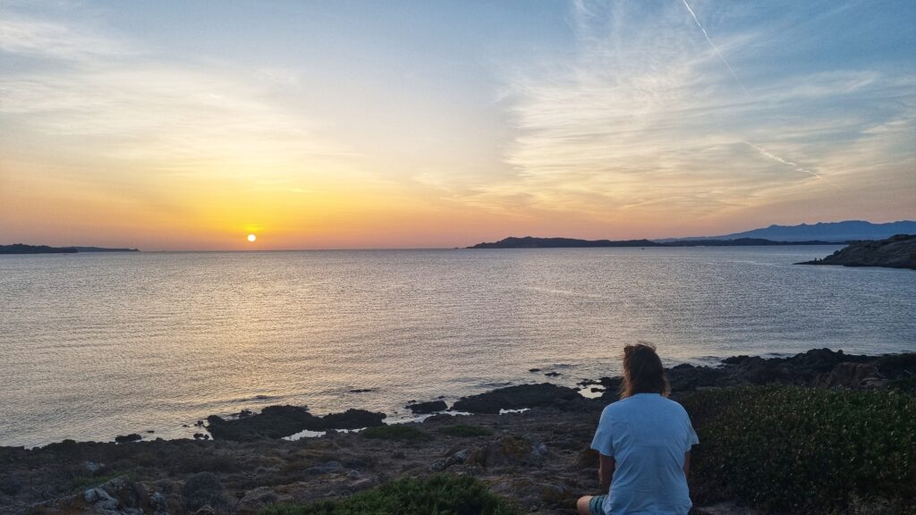 Zonsondergang tijdens overnachten in stacaravan, mobilhome, op camping Abbatoggia Village; eiland La Maddalena Sardinie tips