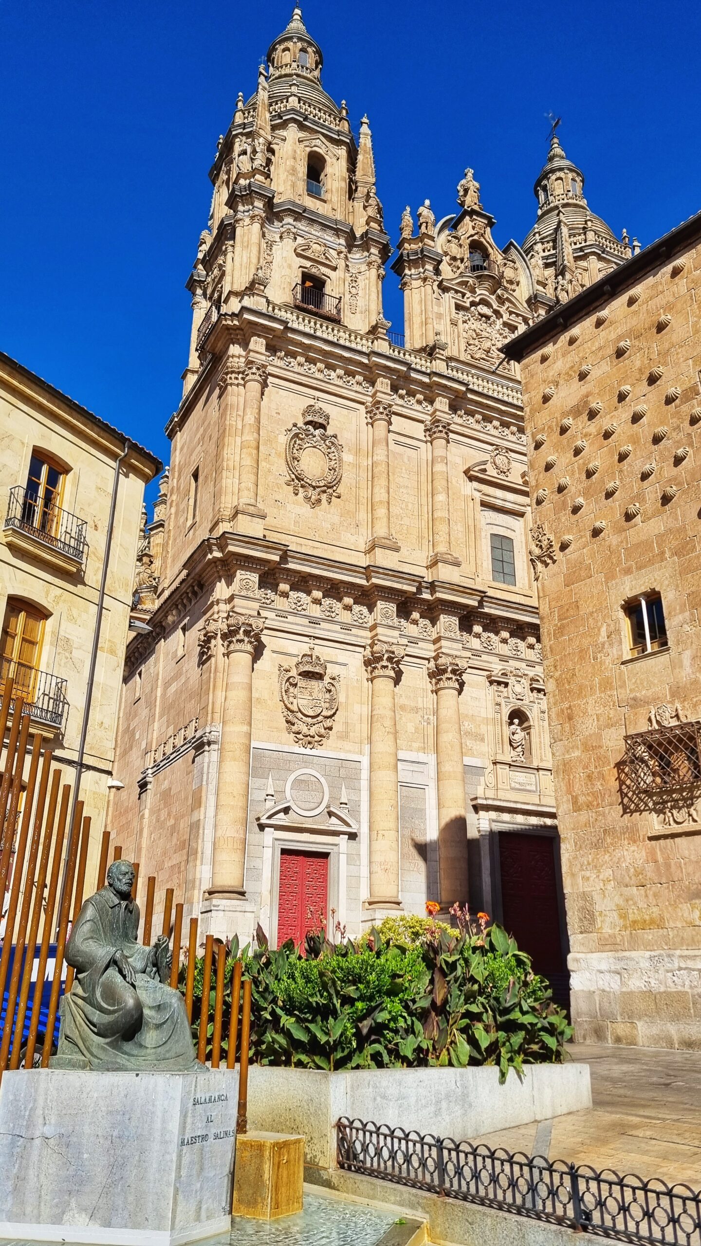 La Clerecía en Casa de las Conchas; wat te doen in Salamanca, de mooiste stad van Spanje: bezienswaardigheden + tips