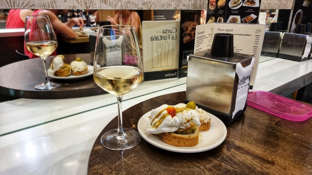 Pinchos eten in Calle del Laurel, Logroño: tip voor tijdens je roadtrip of rondreis door het Baskenland en La Rioja in Spanje