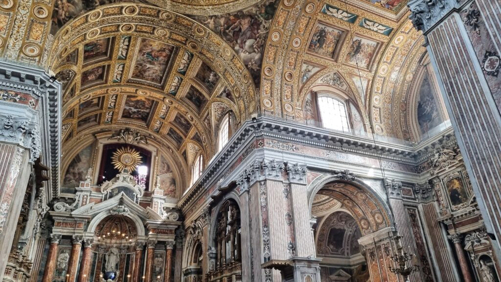 Kerk Gesu Nuovo Centro Stórico, wat te doen in Napels en omgeving, stedentrip tips, Zuid-Italië