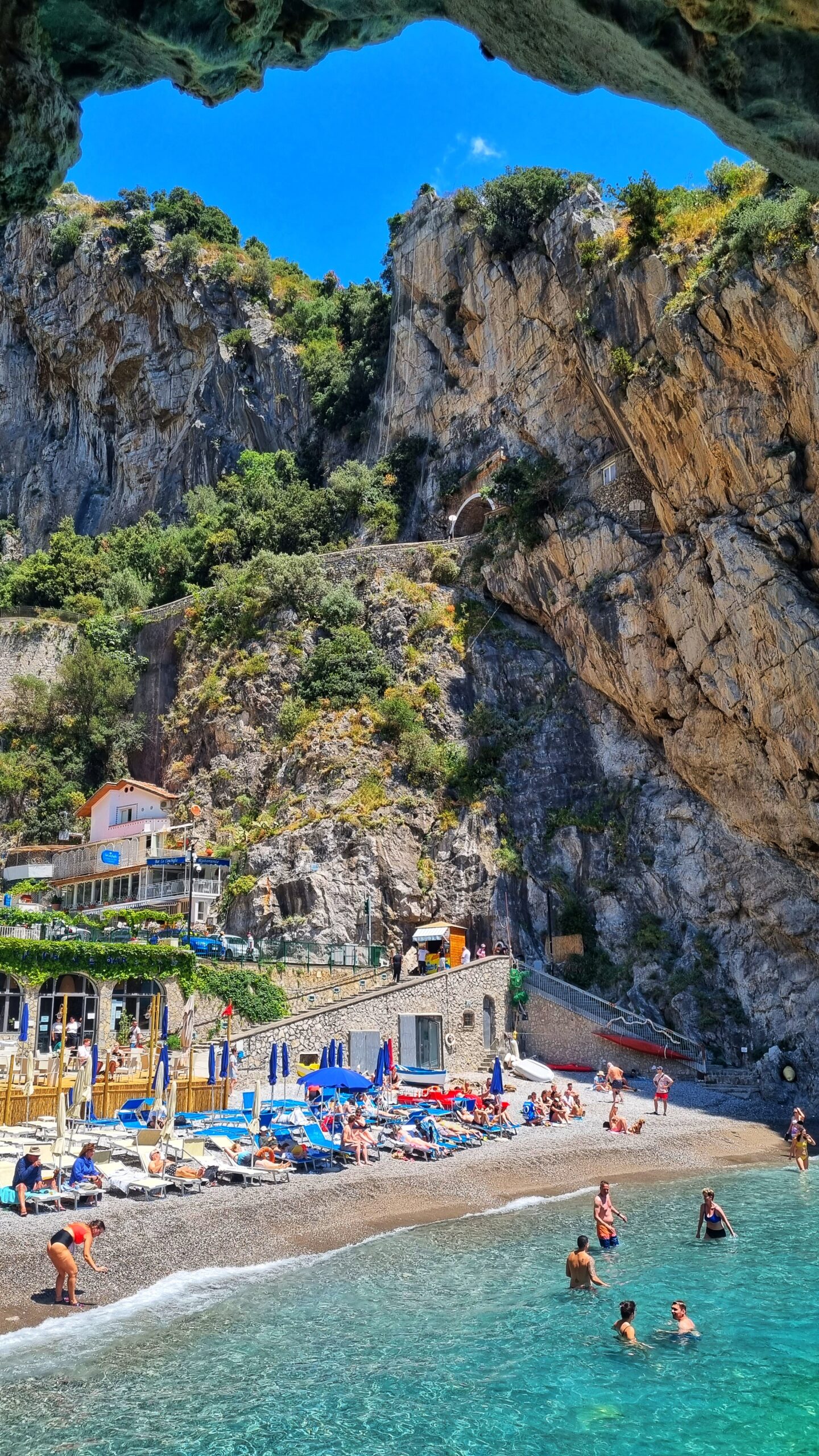 Marina di Praia Amalfikust lunchen; mooiste plekken Puglia & tips Napels & Puglia roadtrip