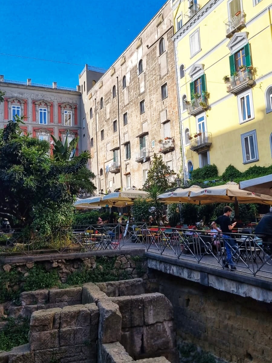 Piazza Bellini stedentrip Napels; mooiste plekken Puglia & tips Napels & Puglia roadtrip