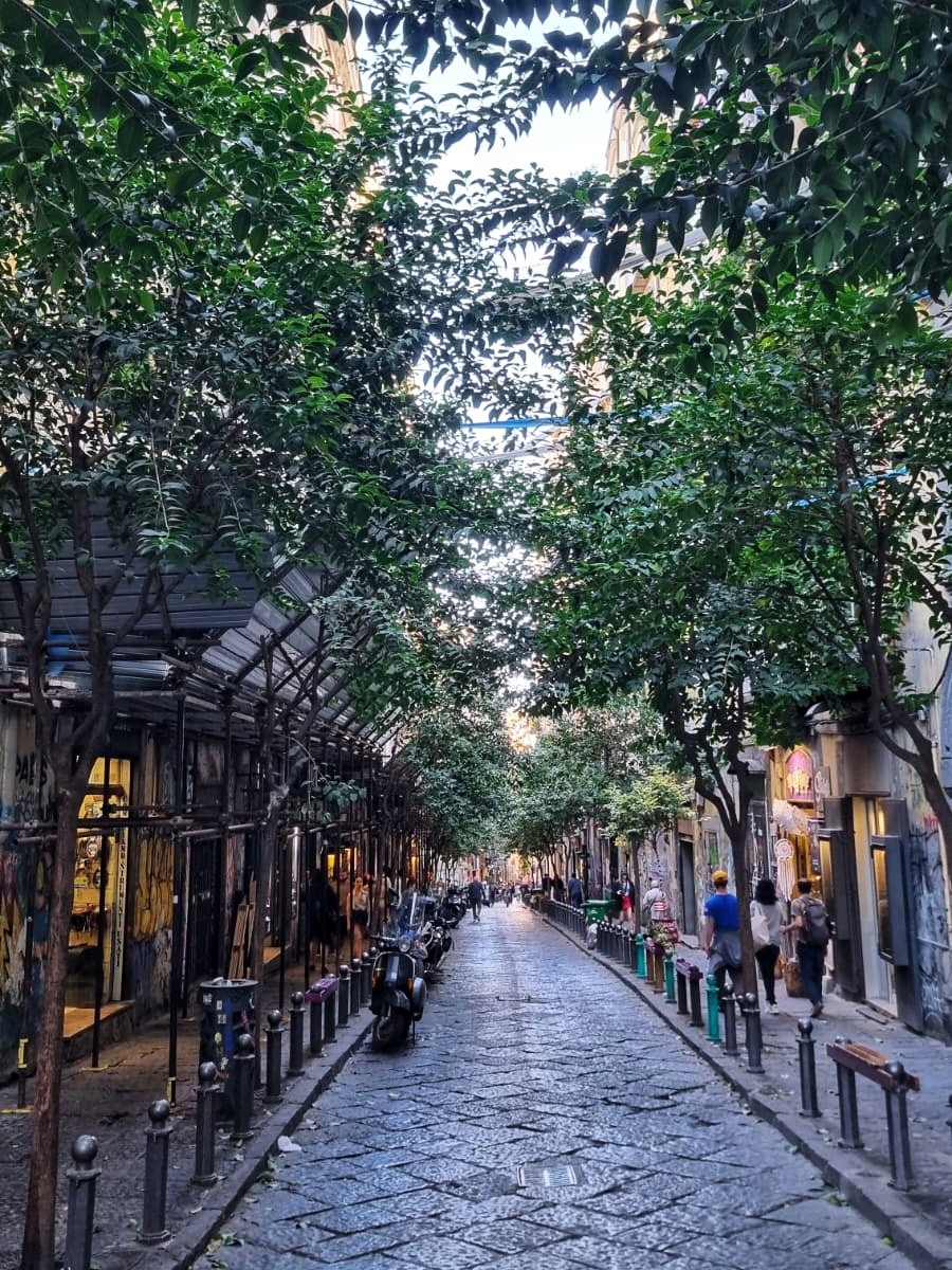 Via S Sebastiano stedentrip Napels; mooiste plekken Puglia & tips Napels & Puglia roadtrip