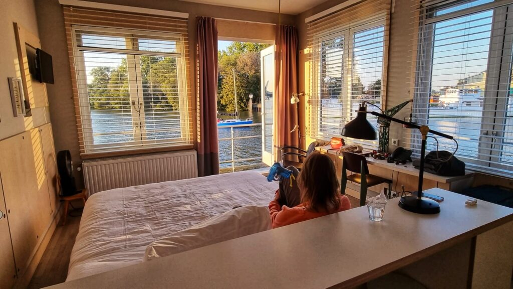 Bijzonder overnachten Villa Augustus, drijvende kamer boot, weekendje weg Dordrecht