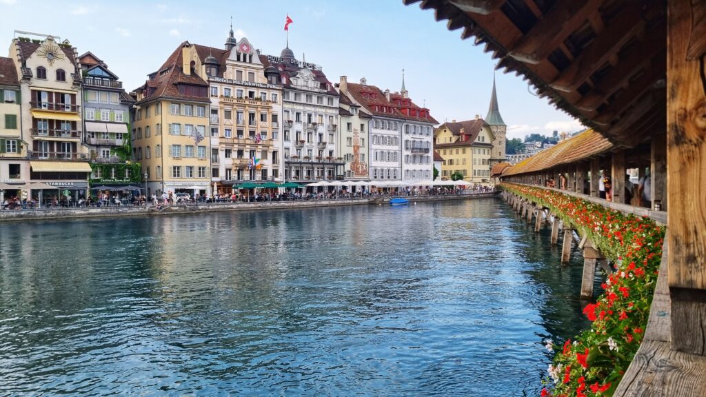 Kapelbrug, Altstadt, terrassen, eten en drinken Luzern; tips wat te doen in Luzern, Zwitserland
