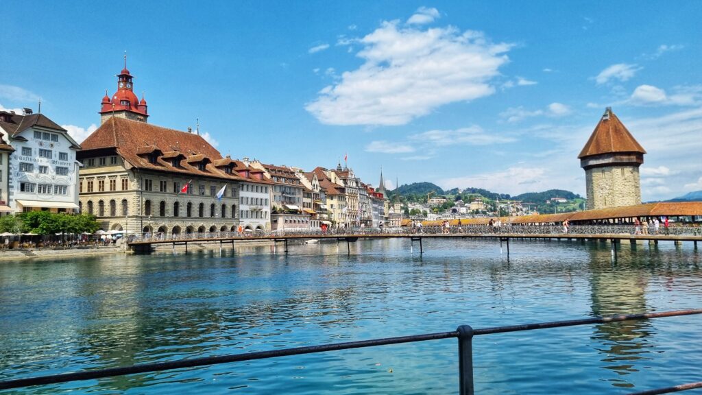 Kapellbrücke, Altstadt Luzern; tips wat te doen in Luzern, Zwitserland