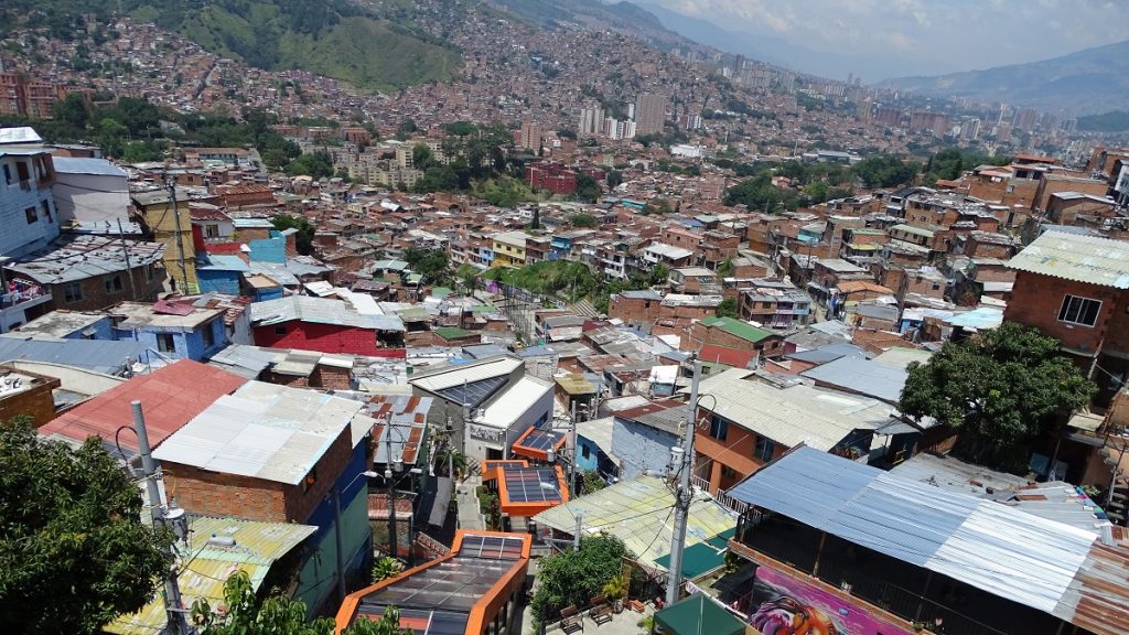 Uitzicht op Medellín en de roltrappen van Comuna 13, Colombia