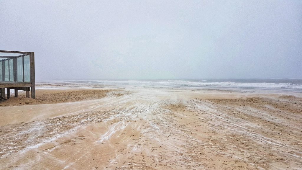 Strandwandeling bij strandpaviljoen Paal 17 op Texel - doen op Texel in een lockdown weekend in de winter