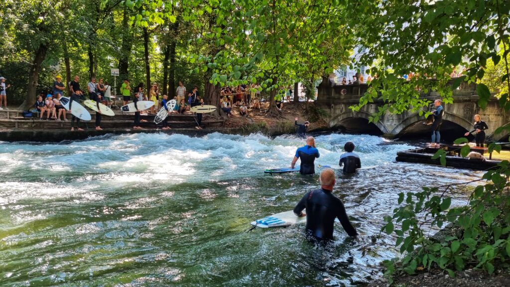 Surfen in Eisbachwelle Englischen garten; München stadswandeling; stedentrip tips