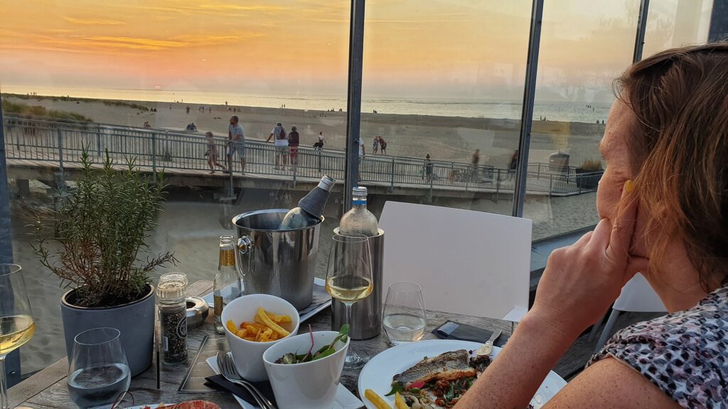 Zonsondergang strand strandtent tips doen Schouwen-Duiveland Zeeland