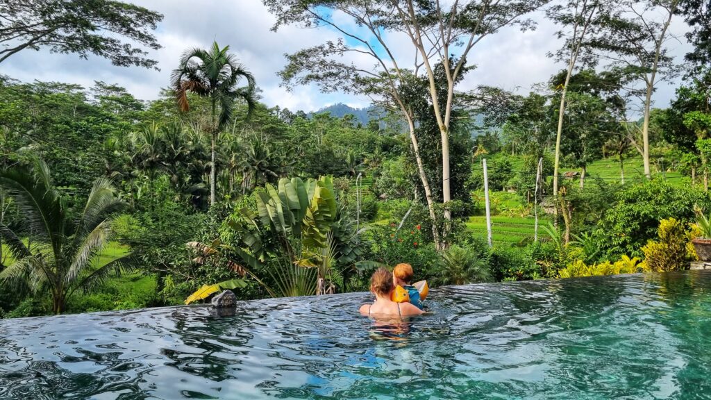 Vakantie Bali met baby dreumes handige tips voor op reis (zwembad, zwemluiers, Sidemen)