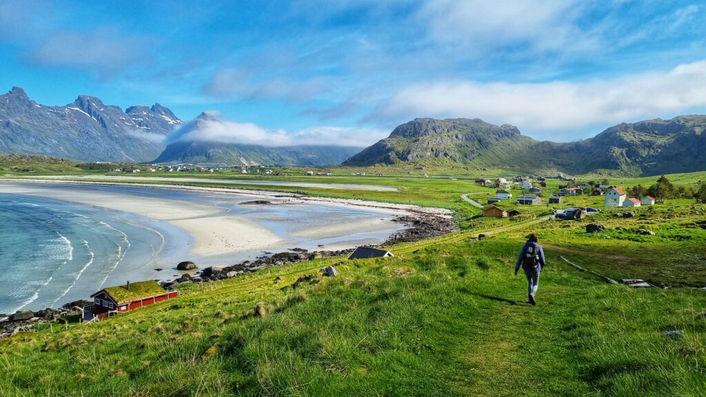 Fredvang beach, korte wandeling, strand: Lofoten roadtrip route: bezienswaardigheden & tips