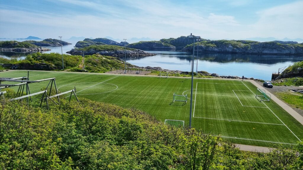 Henningsvaer Football Stadium, voetbalveld: Lofoten roadtrip route: bezienswaardigheden & tips
