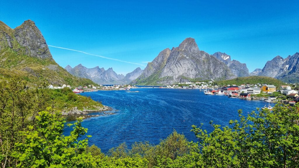Uitzichtpunt Reine: Lofoten roadtrip route: bezienswaardigheden & tips