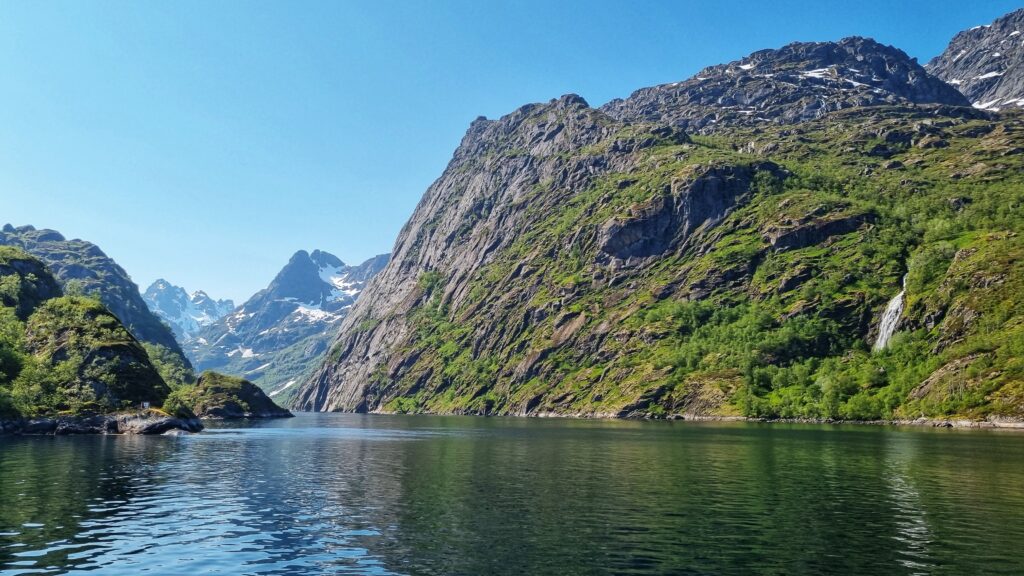Trollfjord cruise Svolvaer: Lofoten roadtrip route: bezienswaardigheden & tips