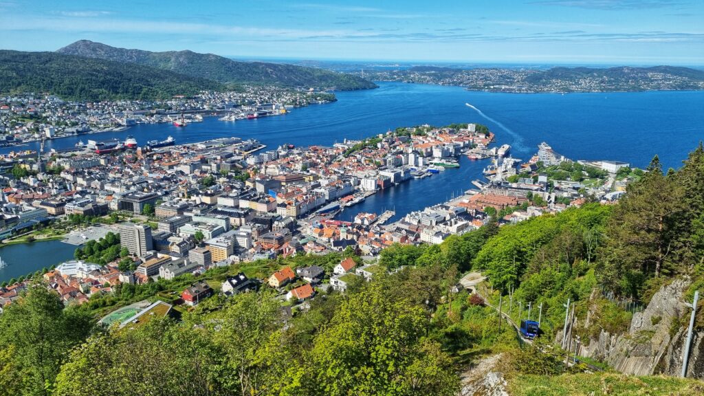 Floibanen uitzicht Bergen stedentrip tips; Roadtrip route noorwegen, met de auto naar de Lofoten