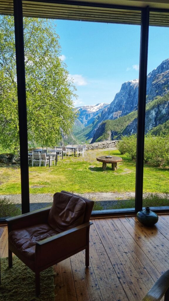 Uitzichtpunt Stalheim panorama terras; Roadtrip route noorwegen, met de auto naar de Lofoten
