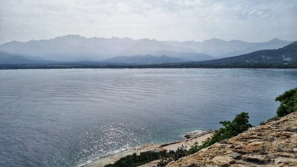 Uitzichtpunt citadel op de bergen en strand Calvi: tips wat te doen in Calvi, noorden westen Corsica