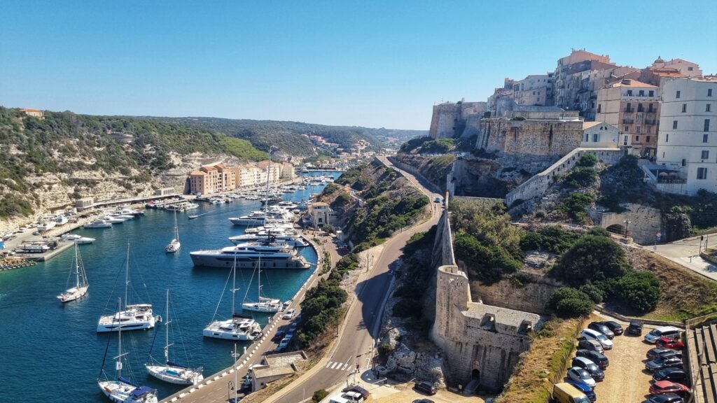 Uitzicht haven citadel historisch centrum Bonifacio: wat te doen in Bonifacio in het zuiden van Corsica, tips voor de mooiste stad van Corsica!