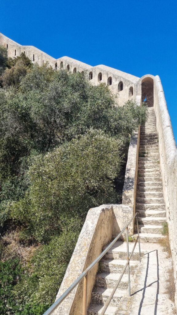Stadswandeling oude stadsmuur vesting: wat te doen in Bonifacio in het zuiden van Corsica, tips voor de mooiste stad van Corsica!