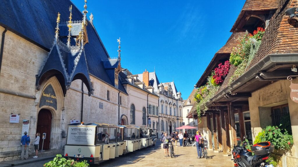 Hotel Dieu, Hospices de Beaune; tips bezienswaardigheden + wat te doen in Beaune, Bourgogne (tussenstop Route du Soleil)