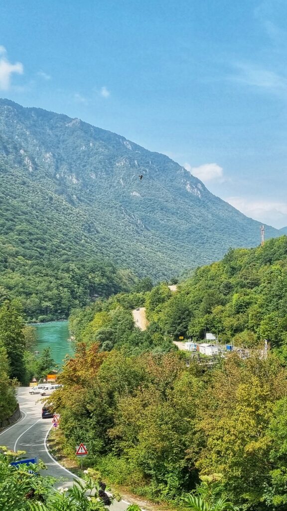 Hum Border Crossing grensovergang Bosnië & Herzegovina en Montenegro; roadtrip route van Nederland naar Montenegro, met je elektrische auto naar de Balkan, tips