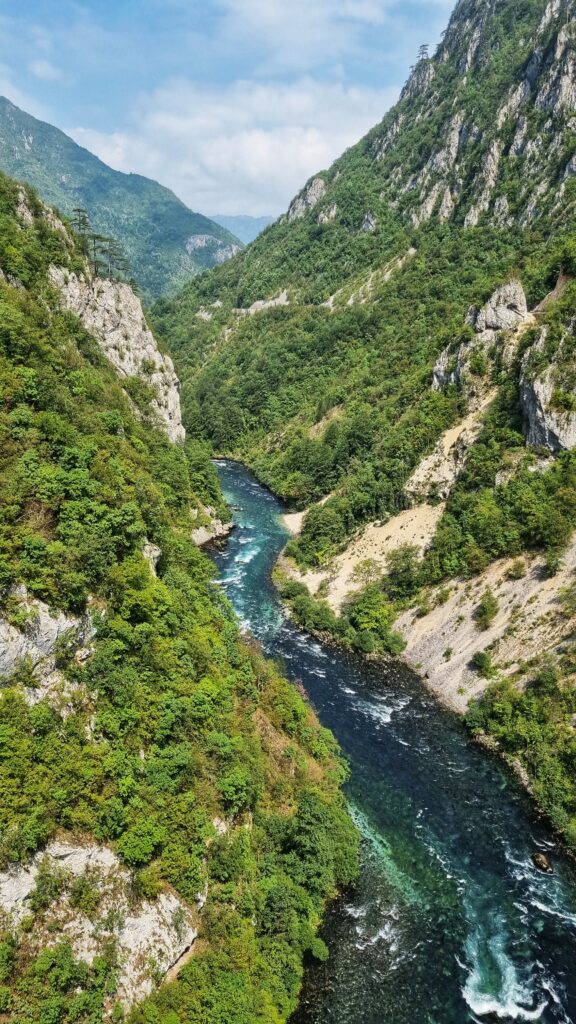 Kloof Lake Piva Montenegro; roadtrip route van Nederland naar Montenegro, met je elektrische auto naar de Balkan, tips