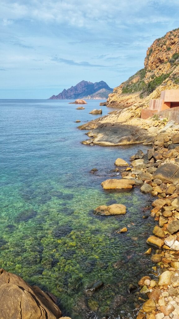 Porto uitzicht rotsen kustlijn: tips westkust Corsica, mooiste autoroutes, uitzichtpunten, overnachten westen Corsica