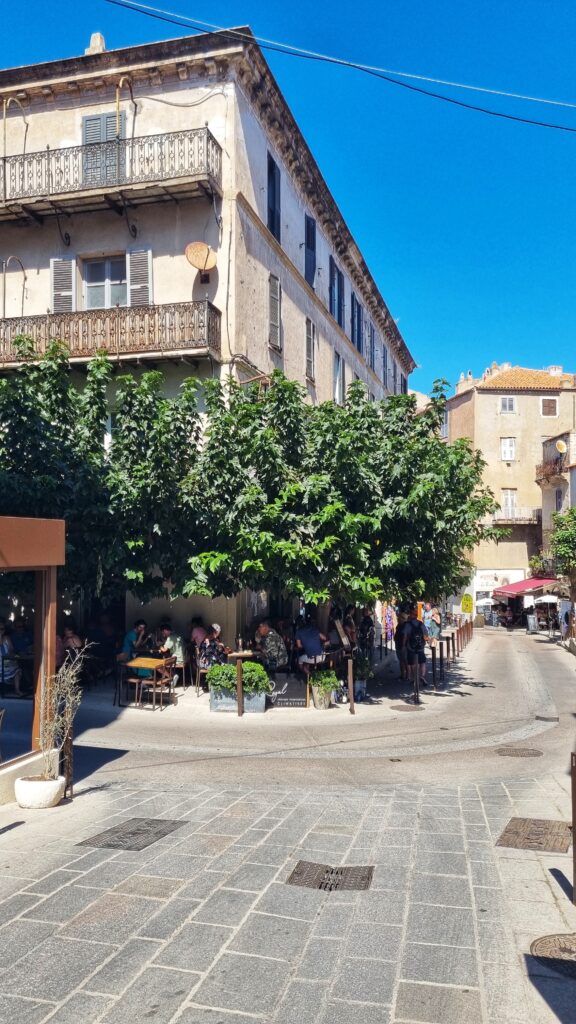 Terras restaurant, stadswandeling historisch centrum Bonifacio: wat te doen in Bonifacio in het zuiden van Corsica, tips voor de mooiste stad van Corsica!