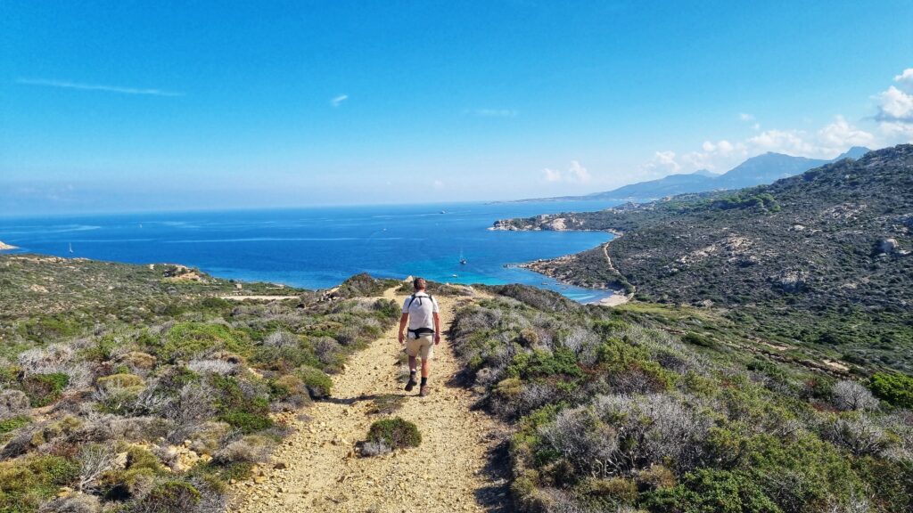 Hiken bij Pointe la Revellata, wandeling in de buurt van Calvi, westkust Corsica: prachtige uitzichten en mooie wandelroutes