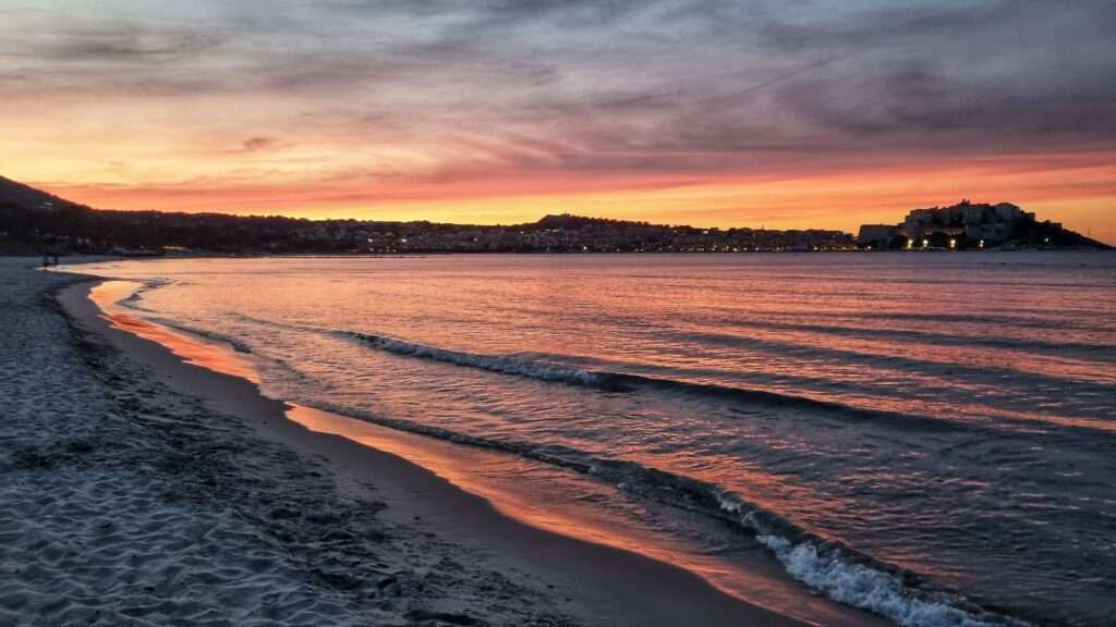 Zonsondergang mooiste strand Calvi: tips wat te doen in Calvi, noorden westen Corsica