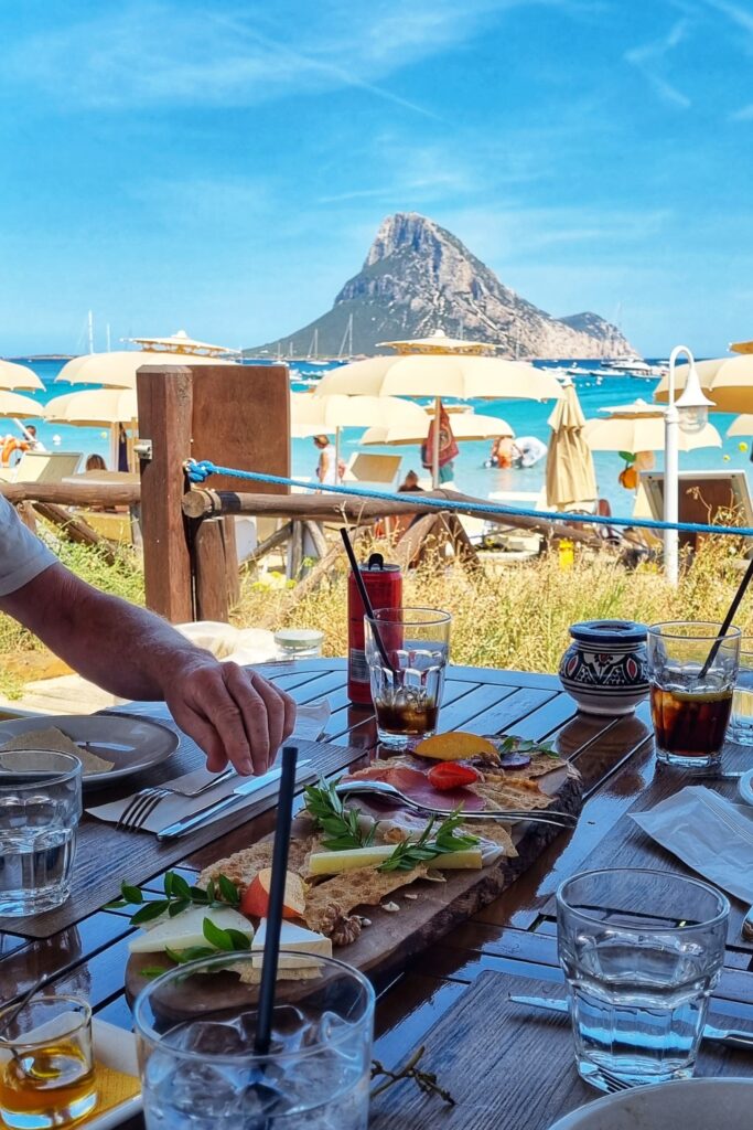 Lunchen op mooiste strand Tavolara: Vakantie in Sardinië tips, mooiste plekken, en roadtrip route