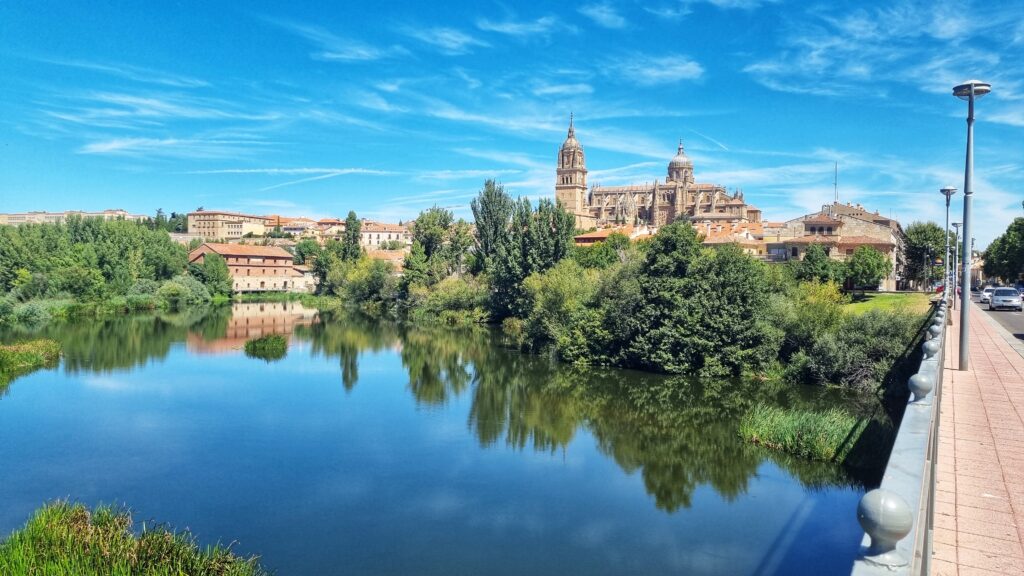 Uitzicht op kathedraal, overkant brug; wat te doen in Salamanca, de mooiste stad van Spanje: bezienswaardigheden + tips