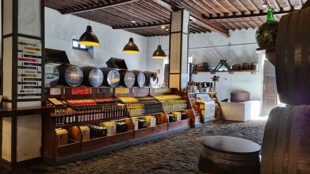 Bodega La Geria; wijn proeven; tip in de bijzondere wijngaarden Lanzarote in wijnstreek La Geria