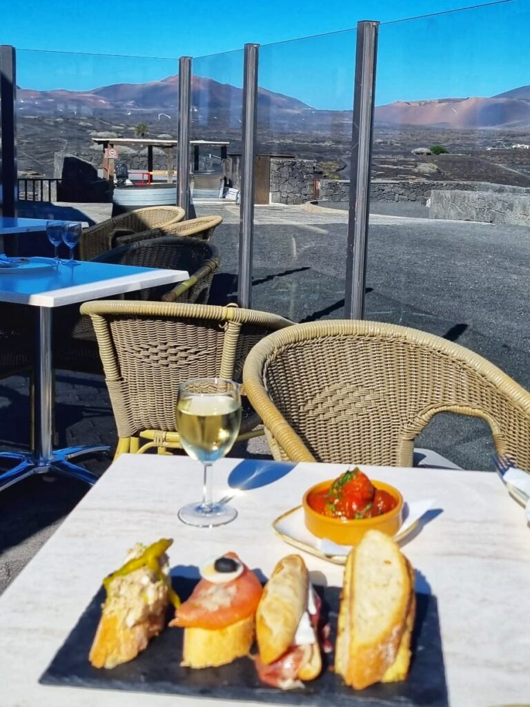 Bodega La Geria, Tapasbar, eten met uitzicht; tip in de bijzondere wijngaarden Lanzarote in wijnstreek La Geria