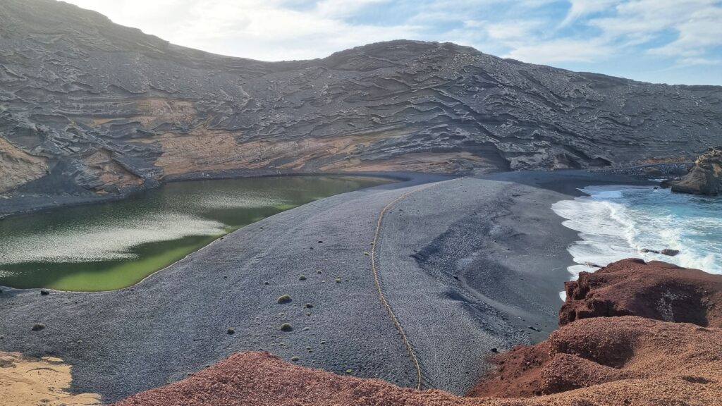 Charco de los Clicos, het groene meer bij El Golfo; wat te doen op je Lanzarote vakantie: tips, bezienswaardigheden, mooiste plekken