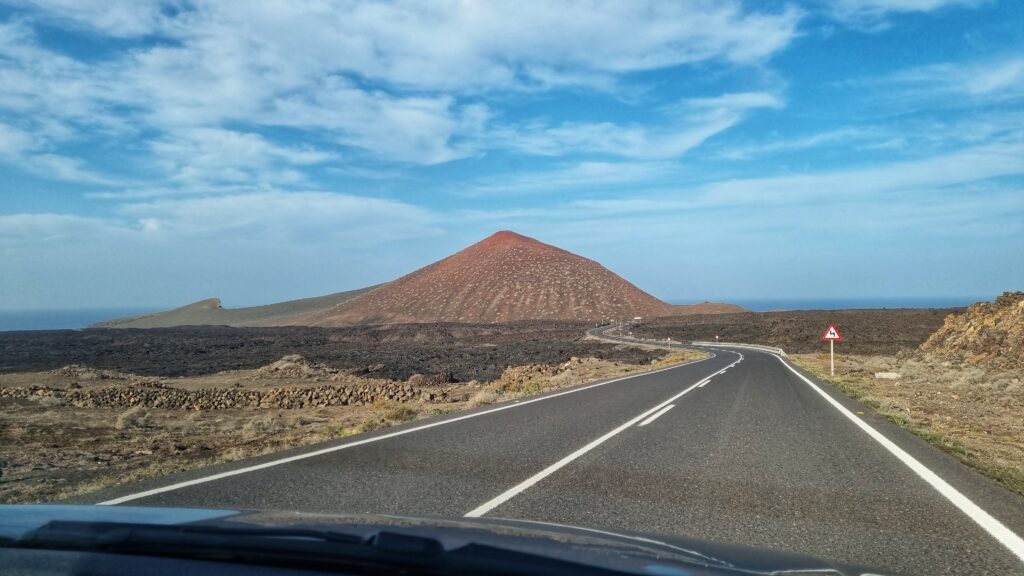Roadtrip de rode berg; wat te doen op je Lanzarote vakantie: tips, bezienswaardigheden, mooiste plekken